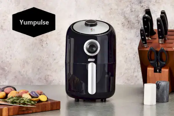 Friteuse à air compacte Dash de 2 litres posée sur un comptoir