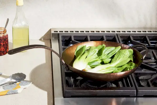Zbliżenie jedzenia w Smithey Ironware Co. Wok z ręcznie kutej stali węglowej