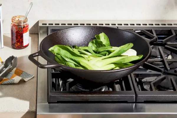 Wok Lodge Bold Cast Iron z jedzeniem w środku