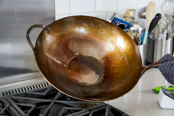Zbliżenie na ręcznie kuty wok ze stali węglowej Smithey Ironware Co