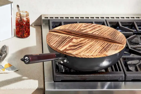 Zbliżenie na wok ze stali węglowej Souped Up Recipes z pokrywką