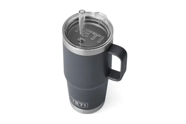 Yeti-rambler-25-oz-tumbler-with-ידית-ומכסה-קש