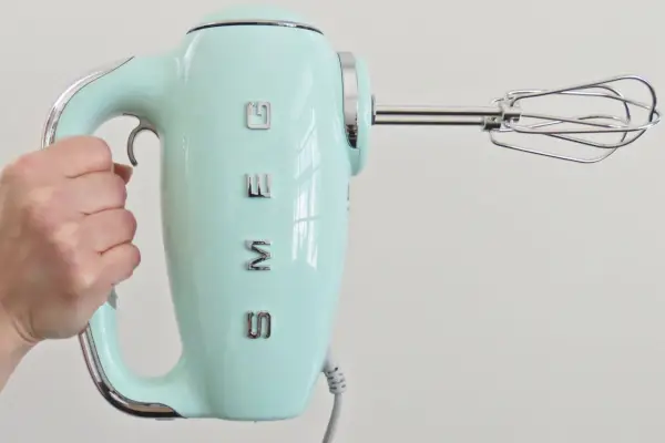 Osoba drží Smeg 50
