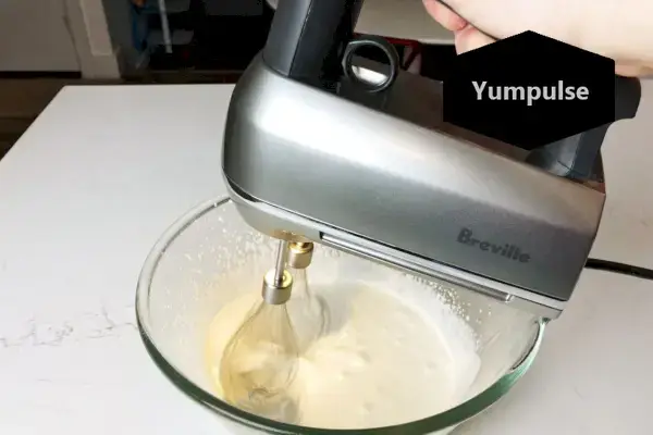 Ručné miešanie ingrediencií pomocou škrabky Breville The Handy Mix