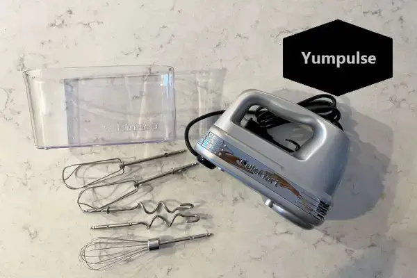 Cuisinart Power Advantage Plus 9-rýchlostný ručný mixér na mramorovom pulte s nástavcami