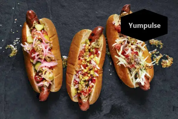 Trois hot-dogs gastronomiques sur fond noir