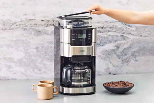 Person, die die 10-Tassen-Filterkaffeemaschine von Gevi öffnet