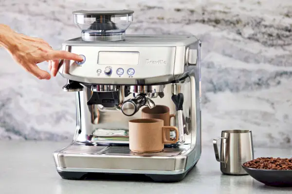 Drücken Sie per Hand den Netzschalter einer Breville Barista Pro Espressomaschine