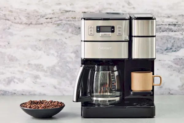 Cuisinart Coffee Center Grind & Brew Plus Kaffeemaschine auf einer Marmortheke