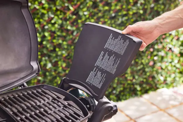 Weber Q1200 גריל עם המבורגרים