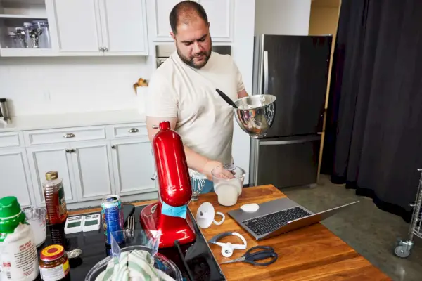 אדם מרים KitchenAid Artisan Mini קערת מיקסר סטנד 3.5 קוורט מוטת ראש מול מחשב נייד עם שפיכה