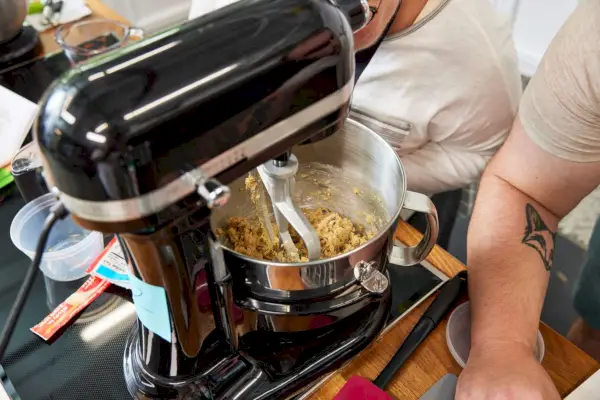 אדם שצופה ב-KitchenAid Pro Line Series 7-Quart Bowl-Lift Stand Mixer Mixer בצק עוגיות