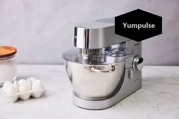 Kenwood 5-Qt Chef Kitchen Machine מוצגת על דלפק שיש