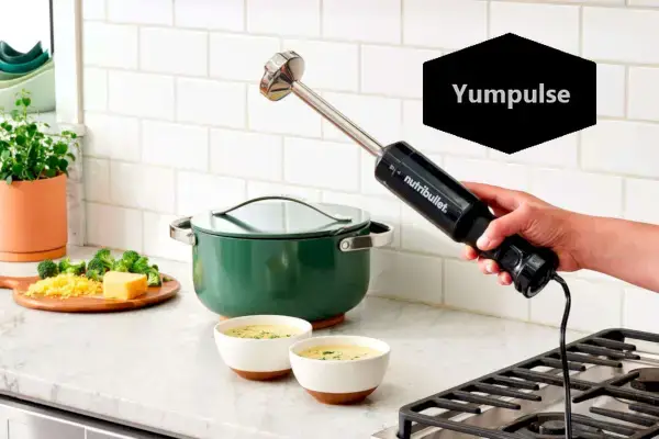 אדם מחזיק Nutribullet Immersion Blender Deluxe סט ליד קערות מרק