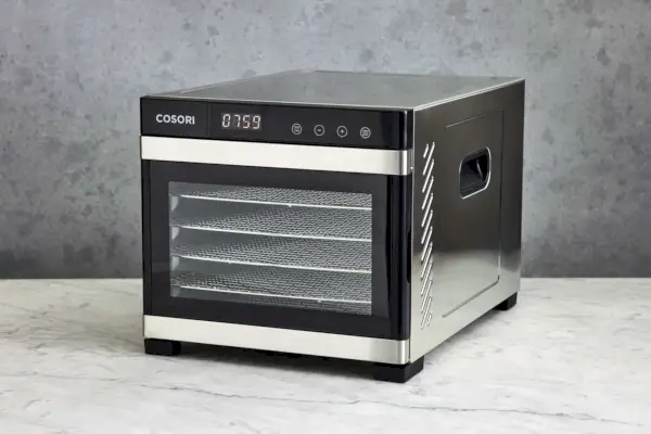 Déshydrateur Cosori Premium en acier inoxydable affiché sur un comptoir en marbre