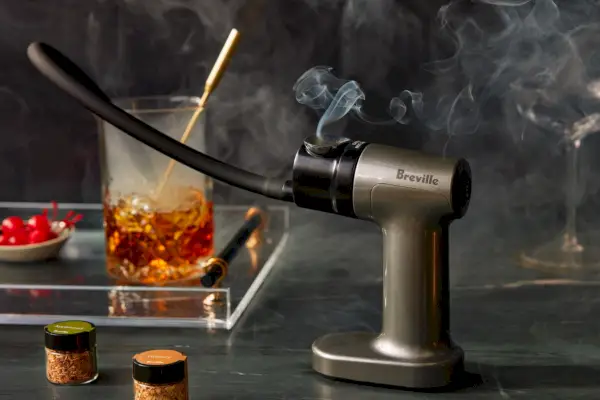 Breville Smoking Gun Food Smoker שפופרת עשן בכוס על משטח שחור