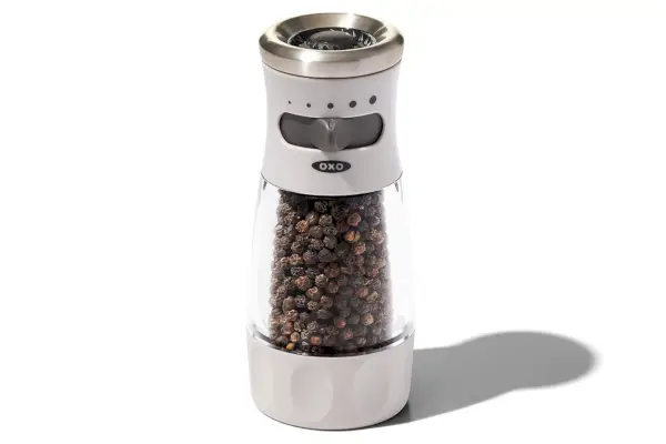 Molinillo de pimienta contorneado Good Grips OXO de Amazon que no ensucia