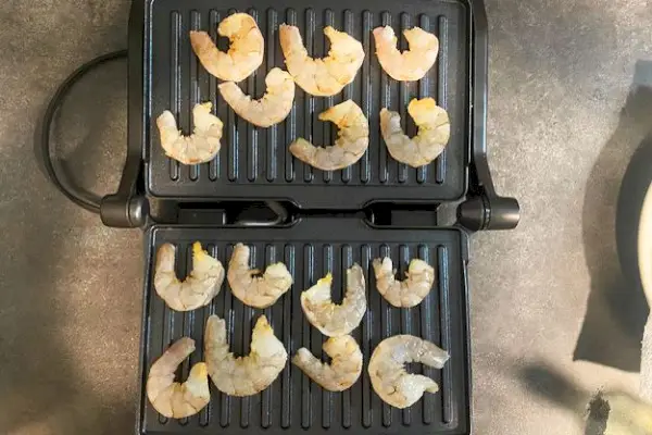Chefman Electric Panini Press Grill se používá ke grilování krevet