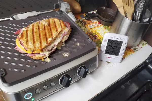 Sendvič se griluje na elektrickém grilu Breville BGR700BSS The Sear and Press