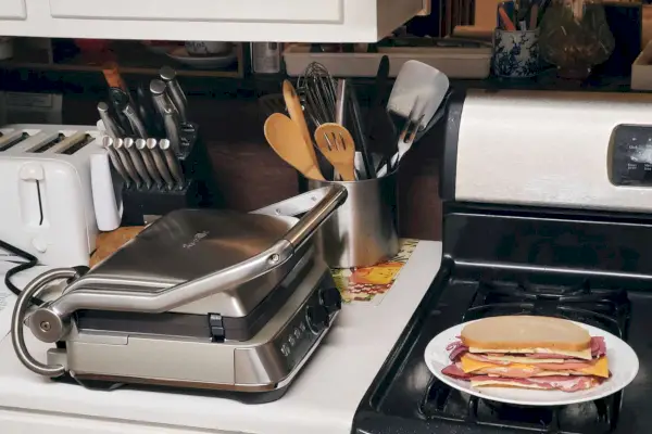 Breville BGR700BSS Elektrický gril na pracovní desku Sear and Press je vystaven na kuchyňské lince se sendvičem stranou