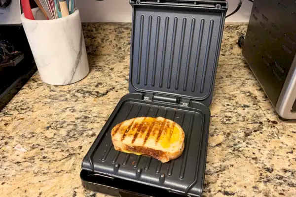 Sendvič se lisuje na klasickém talířovém elektrickém vnitřním grilu a lisu na panini se 2 porcemi George Foremana