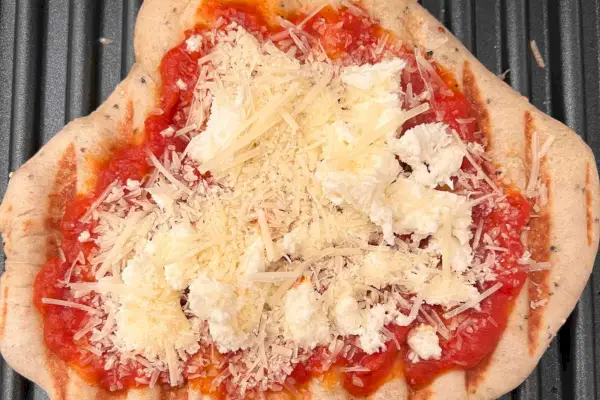 Detailní záběr na pizzu na Cuisinart Elite Griddler