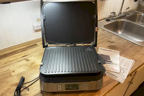 Kontaktní gril Cuisinart GR-6S s bezkouřovým režimem zobrazeným na desce kuchyňské linky