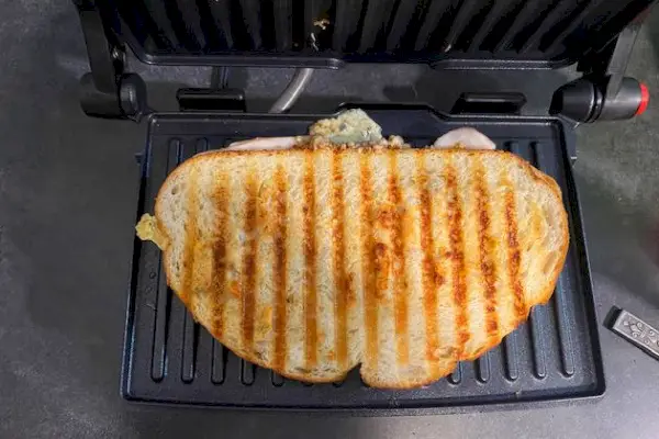 Chefman Electric Panini Press Grill se používá ke grilování sendvičů