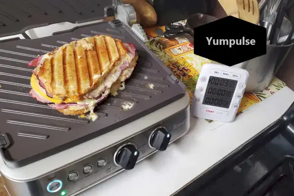 Grilovaný sendvič na elektrickém grilu Breville The Sear and Press