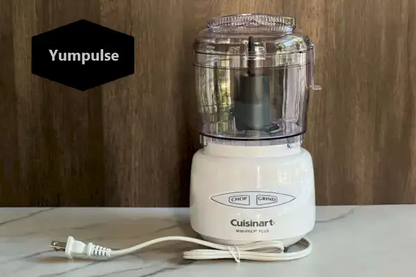 Kuchyňský robot Cuisinart Mini Prep Plus odpojený na pultu