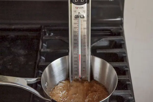 Termometr do cukierków ze stali nierdzewnej Taylor Precision Products testowany na podstawie temperatury