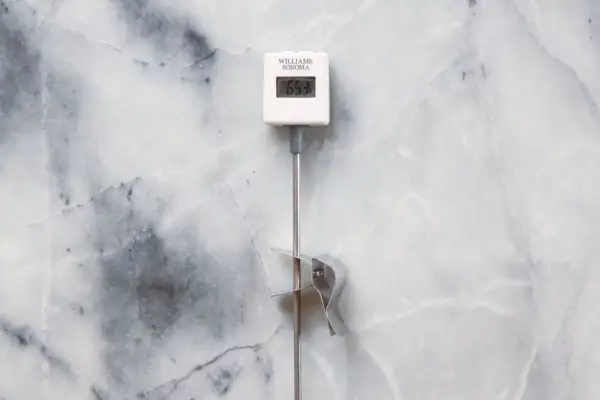 Termometr Williams Sonoma Bluetooth do cukierków umieszczony na podłodze