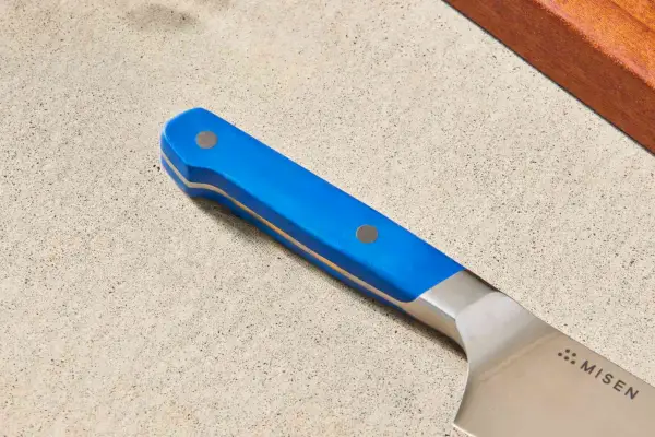 הידית הכחולה על סכין ה-Misen 7-Piece Knife Set