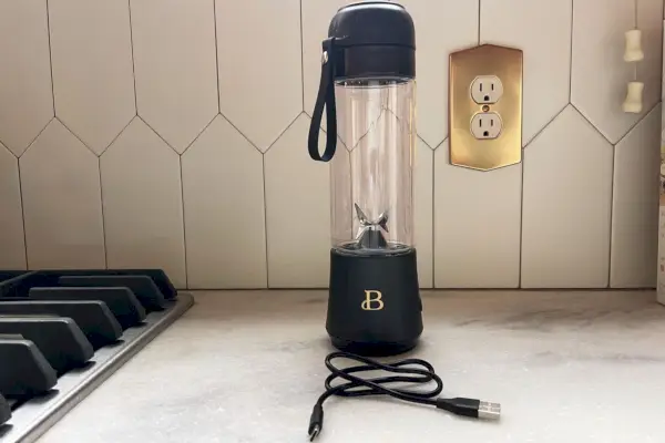 Prázdny prenosný To-Go Blender 2.0 Beautiful od Drew Barrymore na kuchynskej linke