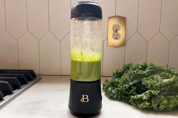 Beautiful od Drew Barrymore Portable To-Go Blender 2.0 na kuchynskej linke spolu s kopou kelu