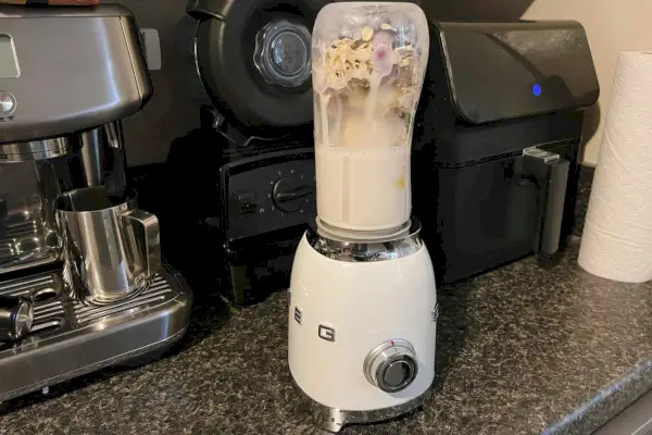 Smeg Personal Blender mixovanie kešu mlieka