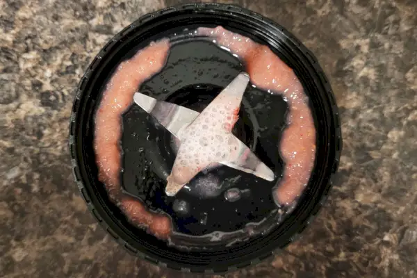 Čepeľ z 11-dielnej súpravy mixérov Magic Bullet s kúskami ružového smoothie