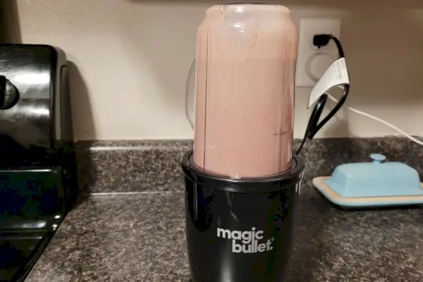 Mixovanie potravín v 11-dielnej súprave mixéra Magic Bullet na kuchynskej linke