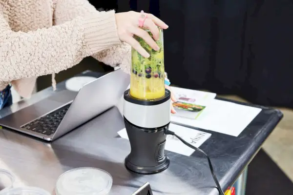 Osobný mixér Ninja Fit sa používa na prípravu smoothie
