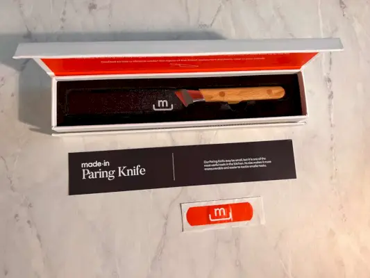 대리석 조리대에 표시된 상자에 담긴 Made In Paring Knife