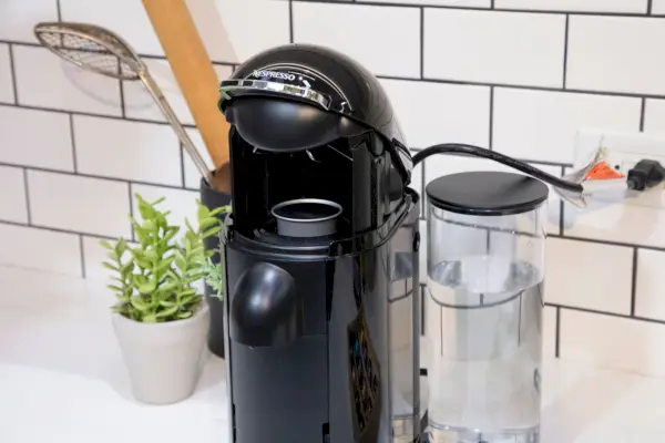 Nespresso VertuoPlus Deluxe od Breville se zvednutým víkem