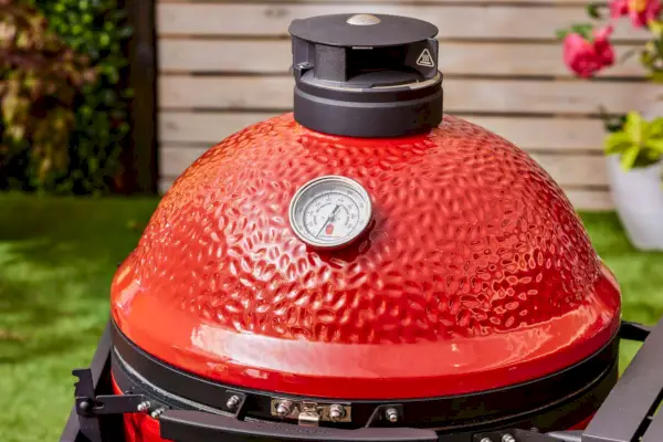 Pokazany jest wskaźnik temperatury 18-calowego cyfrowego grilla i wędzarni na węgiel drzewny Kamado Joe Konneted Joe