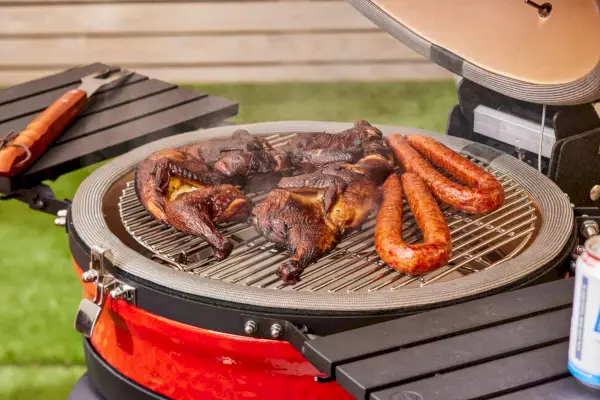 Mięso gotuje się w 18-calowym cyfrowym grillu węglowym i wędzarni Kamado Joe Konneted Joe