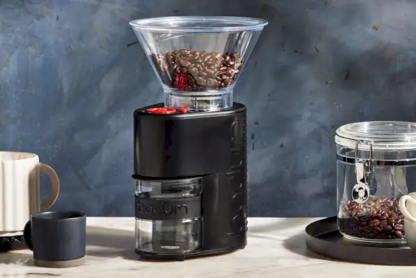 Bodum Bistro Premium Burr Grinder é colocado na mesa com grão de café