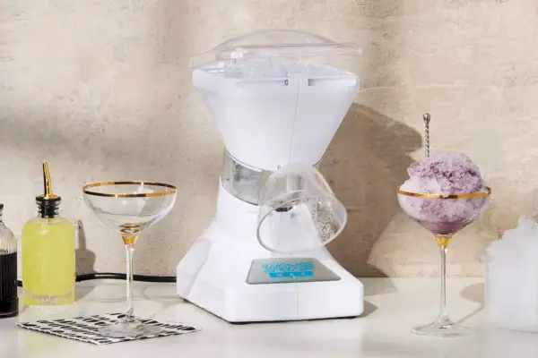 SNOWIE Little Snowie Max Schneekegelmaschine auf dem Boden platziert