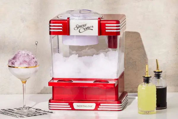 Nostalgia Retro Snow Cone Maker (RSM602) auf dem Boden platziert