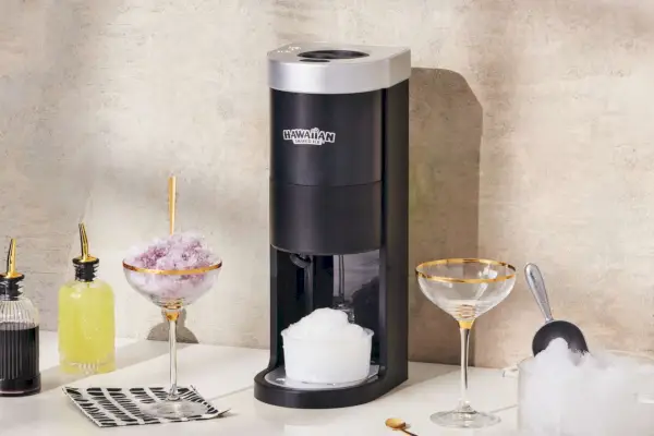 Hawaiian HomePro Shave Eis- und Schneekegelmaschine auf dem Tisch platziert