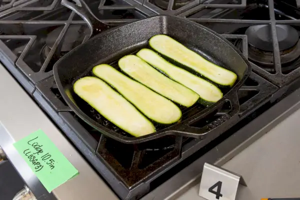 Geschnittene Zucchini werden auf der quadratischen Grillpfanne aus Gusseisen von Lodge gegrillt.
