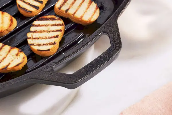 Nahaufnahme der Lodge Seasoned Gusseisen-Quadratgrillpfanne