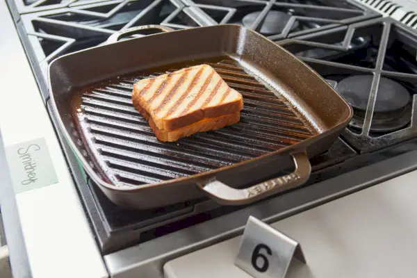 Ein gegrilltes Käsesandwich in der Grillpfanne Nr. 12 von Smithey Ironware Co.